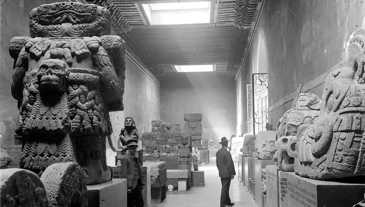 Interior colonial del Museo Nacional Mexicano con vitrinas de colecciones históricas del siglo XIX