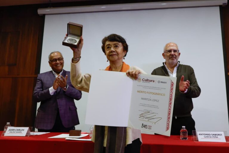 Maritza López recibe Medalla al Mérito Fotográfico en XXVI Encuentro Nacional Fototecas ceremonia reconocimiento