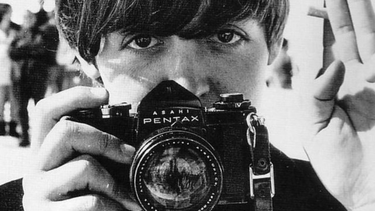 Ringo Starr sosteniendo cámara Asahi Pentax durante gira de los Beatles en 1960s