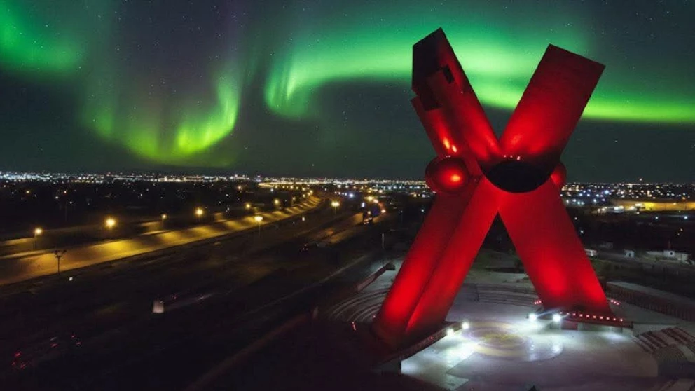 Auroras boreales con luces verdes y rojizas sobre el norte de México durante tormenta geomagnética G4 del 11 de noviembre 2025