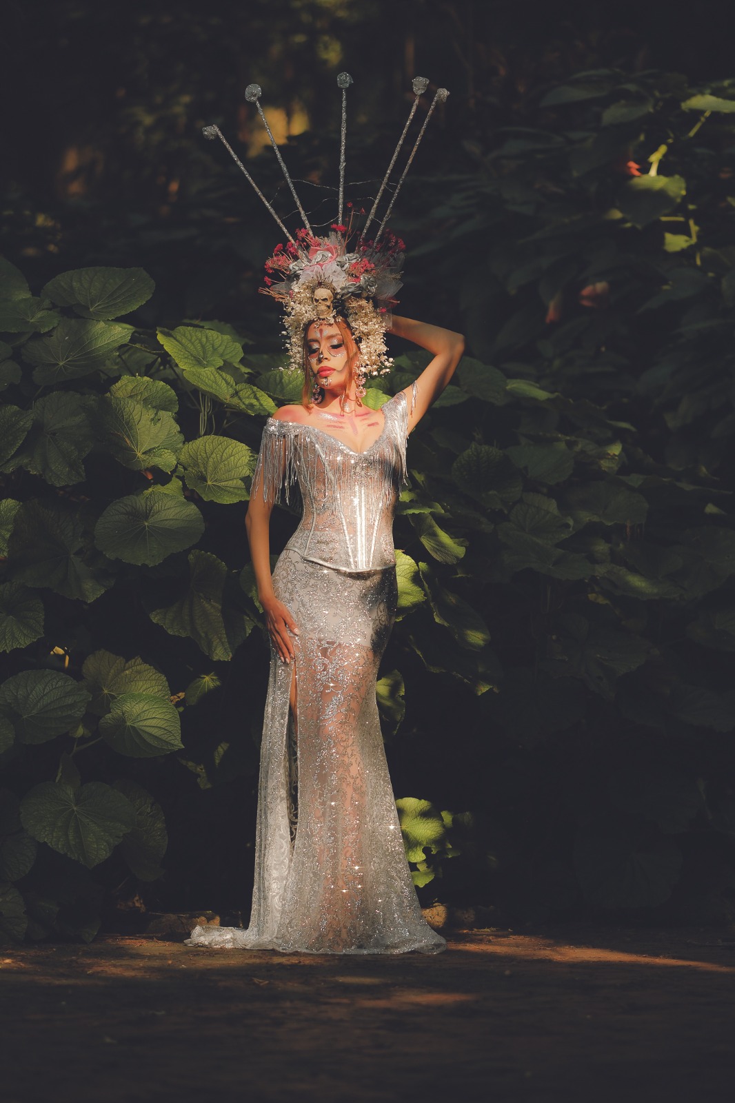 Catrina caracterizada como jinete junto a caballo negro maquillado para sesión fotográfica de Día de Muertos